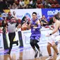 Aksi pemain Bogor Siliwangi, Daniel Wenas (kiri) pada laga kontra Pelita Jaya di lanjutan IBL 2018-2019 di GOR Sritex Arena, Solo, Jumat (11/1/2019). (Media IBL)