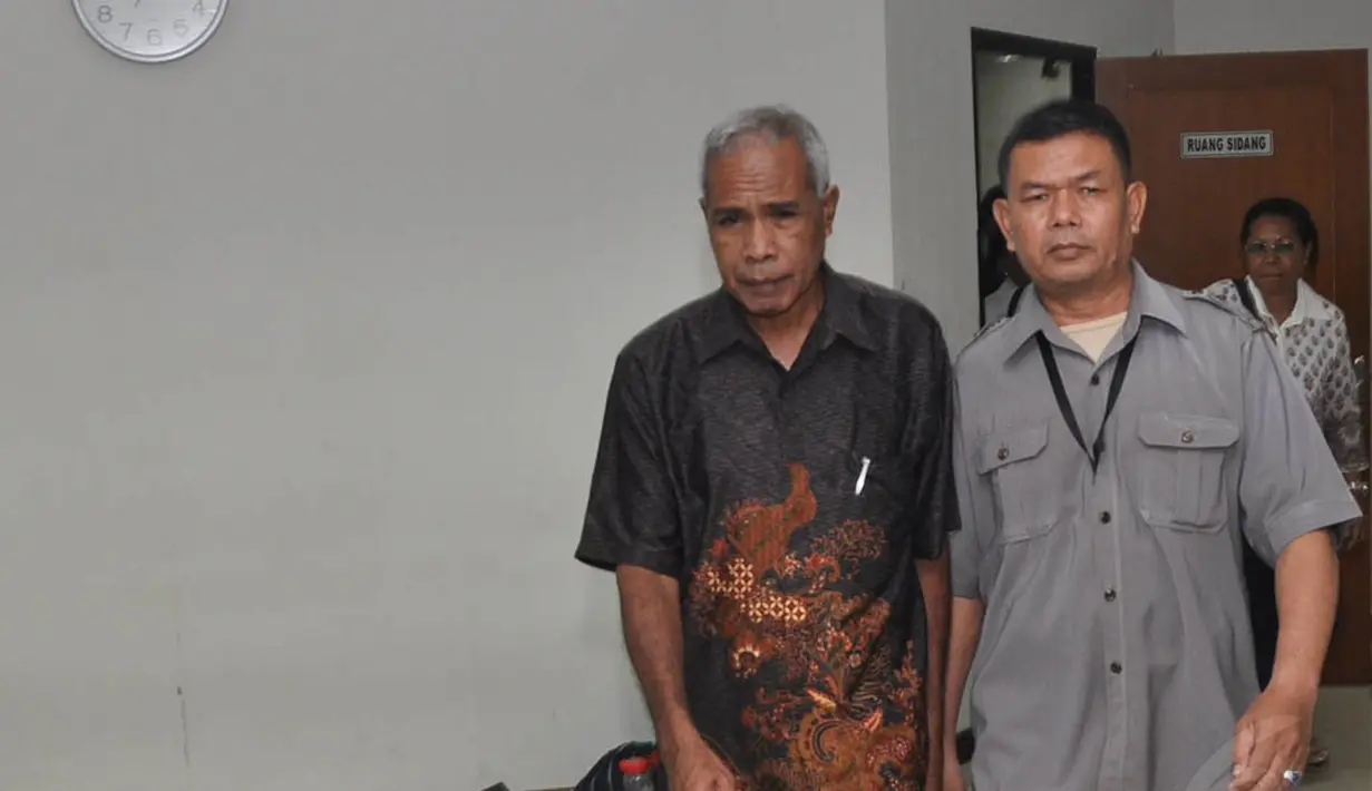 Terdakwa Bupati Biak Numfor, Yesaya Sombuk saat memasuki ruang sidang di Pengadilan Tipikor, Jakarta, Rabu (29/10/2014). (Liputan6.com/Miftahul Hayat)