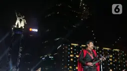 Penampilan Rhoma Irama saat konser Happy New Year 2020 di Bundaran HI, Jakarta, Selasa (31/12/2019). Raja Dangdut Rhoma Irama dan Soneta Group menjadi band utama yang mengiringi musik legendarisnya di konser tersebut. (Liputan6.com/Herman Zakharia)