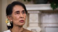Pemimpin Myanmar Aung San Suu Kyi saat melakukan pertemuan bilateral dengan Presiden AS, Barack Obama di Gedung Putih, Rabu (14/9). Suu Kyi bertemu Obama dalam kunjungan pertamanya ke AS sejak partainya memenangi pemilu tahun lalu. (Jim Watson/AFP)