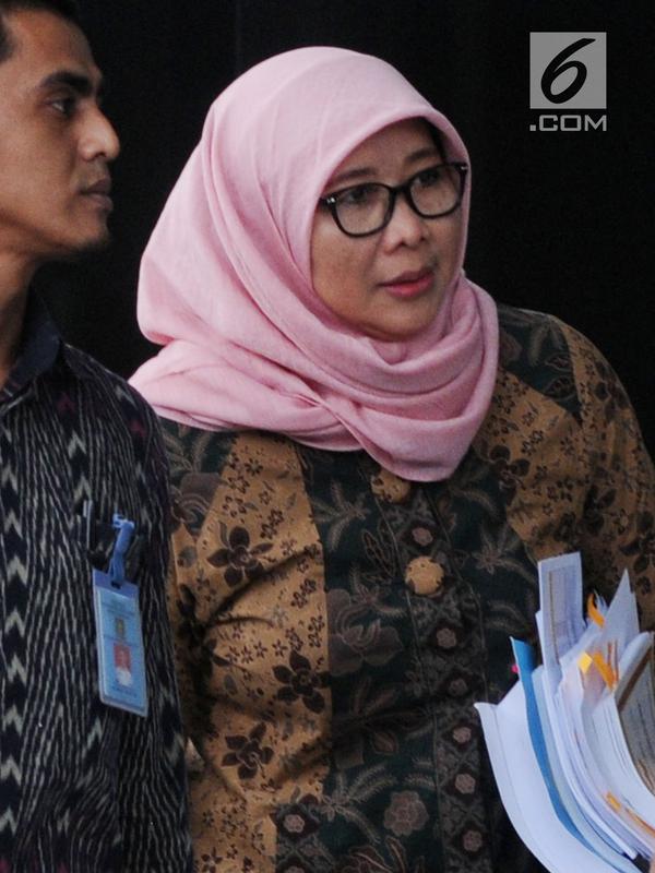 Direktur Jenderal Pemasyarakatan (Dirjen Pas) Sri Puguh Budi Utami (kerudung) tiba di Gedung KPK, Jakarta, untuk pemeriksaan, Jumat (24/8). Sri Puguh bakal dimintai keterangannya sebagai saksi untuk tersangka Fahmi Darmawansyah. (Merdeka.com/Dwi Narwoko)