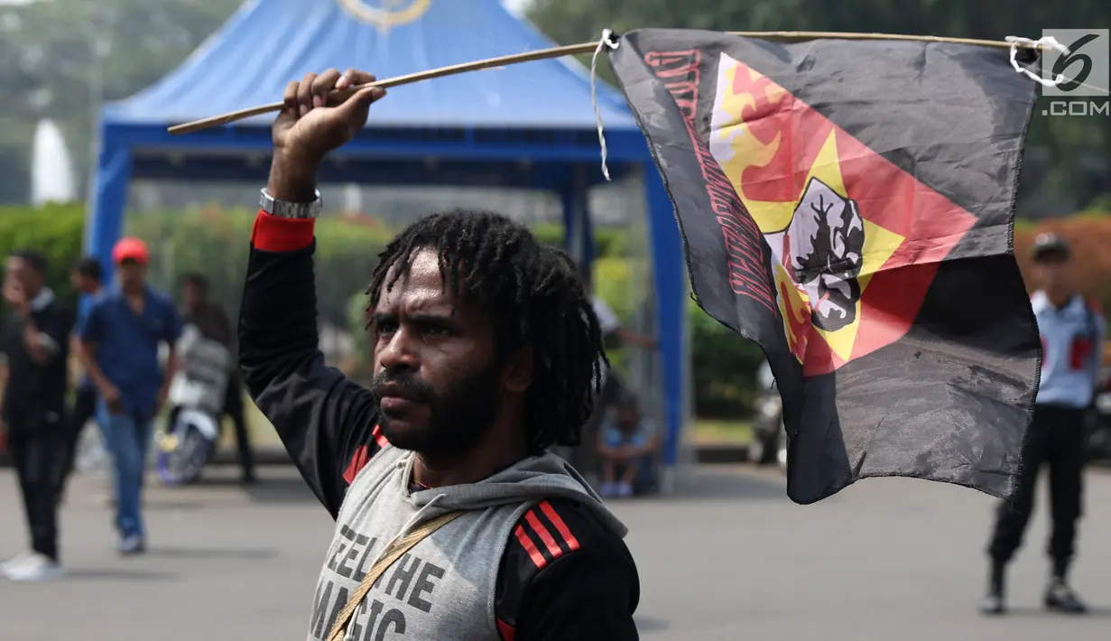 Salah satu pemuda Papua saat aksi di kawasan depan Istana Negara, Jakarta, Kamis (2/8). Aksi ini untuk memperingati 49 tahun penentuan pendapat rakyat (Pepera) 1969. (Liputan6.com/Helmi Fithriansyah)