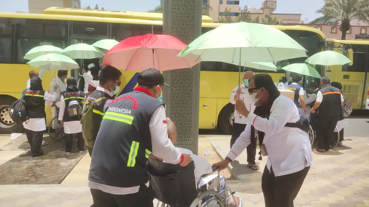 Petugas Penyelenggara Ibadah Haji (PPIH) Arab Saudi memfasilitasi ratusan jemaah yang sakit untuk melakukan safari wukuf di Arafah.