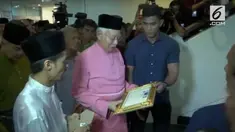 Mantan PM Malaysia, Najib Razak dicegah bepergian ke luar negeri. Ia berencana melakukan liburan bersama keluarganya di luar Malaysia, sayangnya imigrasi Malaysia tidak mengizinkannya terbang.