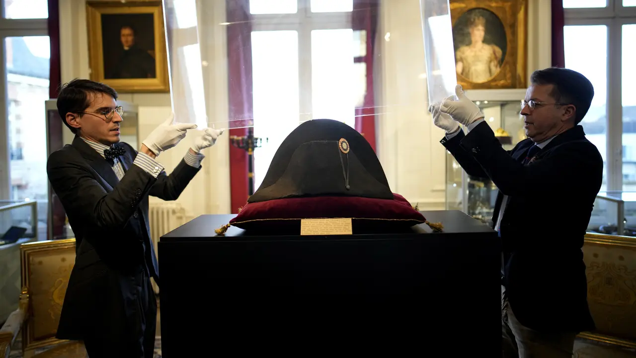 topi bicorne khas Napoleon yang dilelang di Prancis