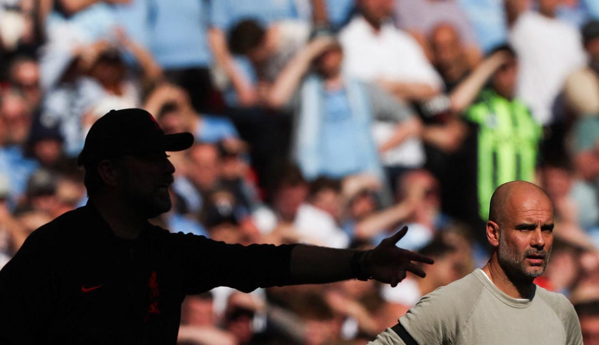 Pep Guardiola dan juga Jurgen Kloop tidak membuat perubahan komposisi pemain pada awal babak kedua. Permainan kedua tim juga sama-sama tampil ngotot. (AFP/Adrian Dennis)