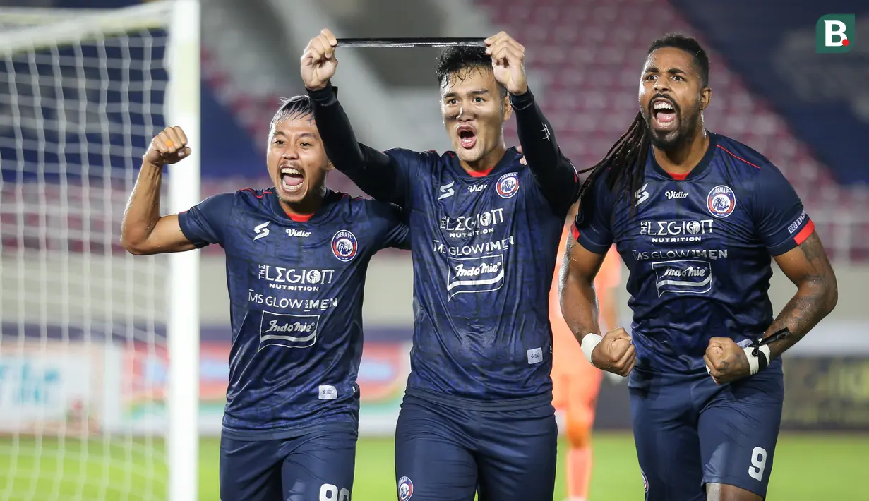 Muhammad Rafli terlihat lebih pas jika ditempatkan sebagai striker daripada seorang gelandang. Memiliki tubuh yang atleti, ia terlihat sering memenangkan duel-duel udara. Musim ini, M. Rafli tercatat mampu mencetak 4 gol dan 2 assist di BRI Liga 1 2021/22 bersama Arema. (Bola.com/Bagaskara Lazuardi)