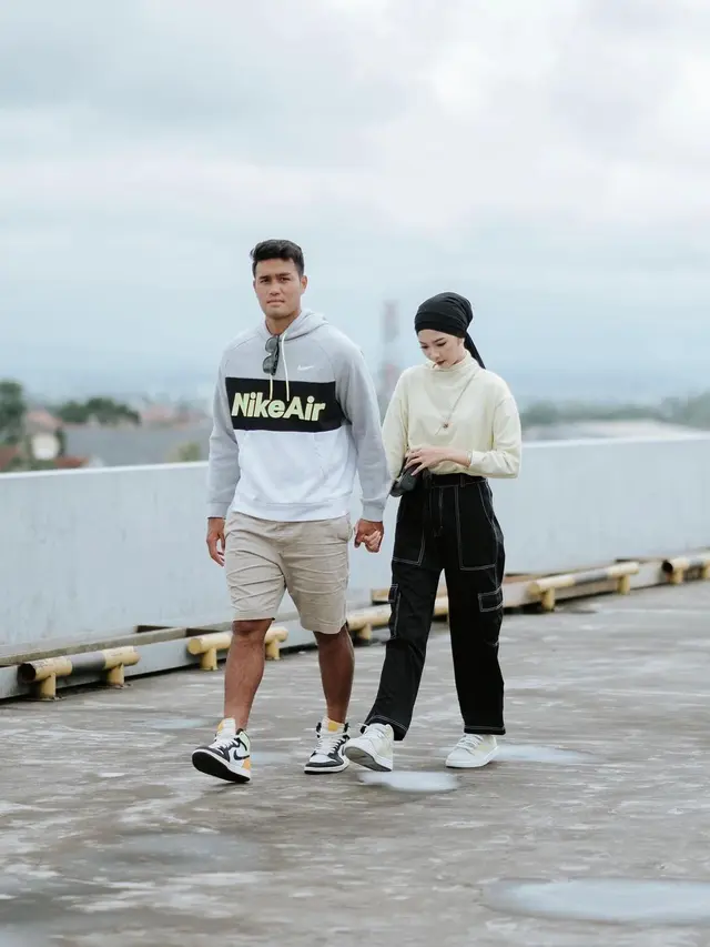 Resmi Menikah, Ini 7 Potret Mesra Muhammad Rafli Pemain Arema FC dan Sang Istri