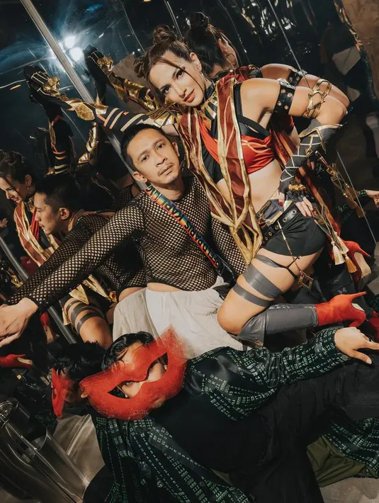 Nia totalitas dandan seperti karakter anime yang ditiru. Dari mulai kostum, dandanan rambut hingga sepatunya.Terlihat aktor Aming juga terlihat ikut merayakannya. [Instagram/ramadhaniebakrie]