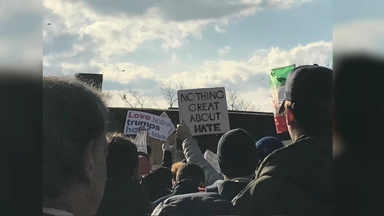 Foto yang diposting Chelsea Clinton di media sosial Twitter menunjukkan ia ikut berdemo menentang kebijakan Trump
