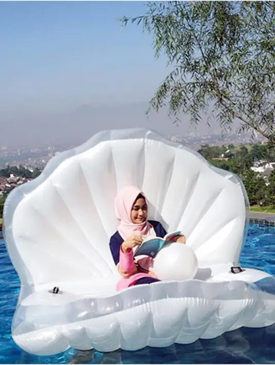 Sebelum memutuskan untuk mengenakan hijabnya, ia juga melakukan salat Tahajud untuk meminta petunjuk. Ia tidak ingin pasang copot jilbabnya, saat sudah berniat menutup aurat. (via Instagram @anisarahma_12)