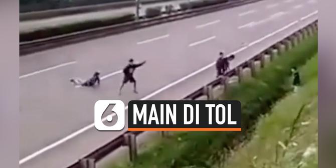 VIDEO: Nekat Gerombolan Bocah Menantang Maut di Jalan Tol