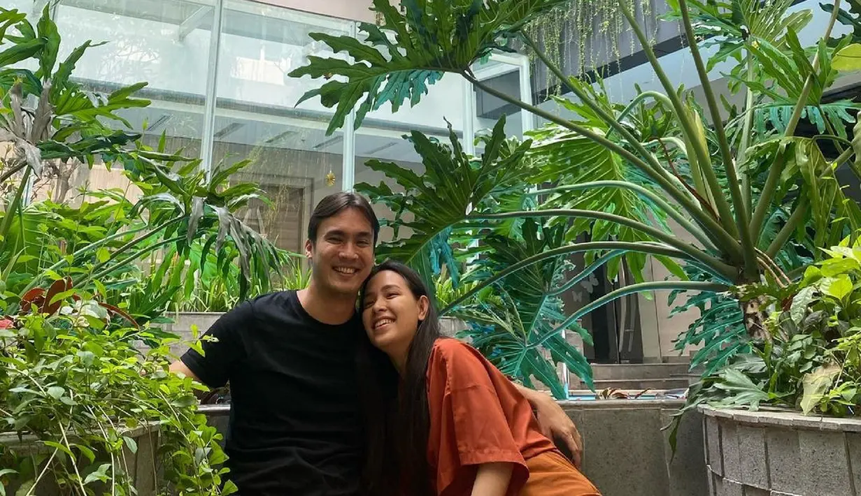 Selama 9 tahun membangun rumah tangga, Rendy Kjaernett dan Lady Veronica Nayoan tak pelit memamerkan kemesraan mereka. Keduanya sering mengunggah potret mesra ke Instagram. (FOTO: instagram.com/rendykjaernett1/)