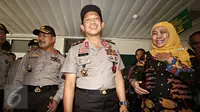 Kapolri Jenderal Polisi Badrodin Haiti, Kapolda Metro Jaya Inspektur Jenderal Tito Karnavian dan Mensos Khofifah Indar Parawansa (ki-ka) saat membesuk korban bom Thamrin di RSPAD Gatot Soebroto, Jakarta, (19/1). (Liputan6.com/Immanuel Antonius)