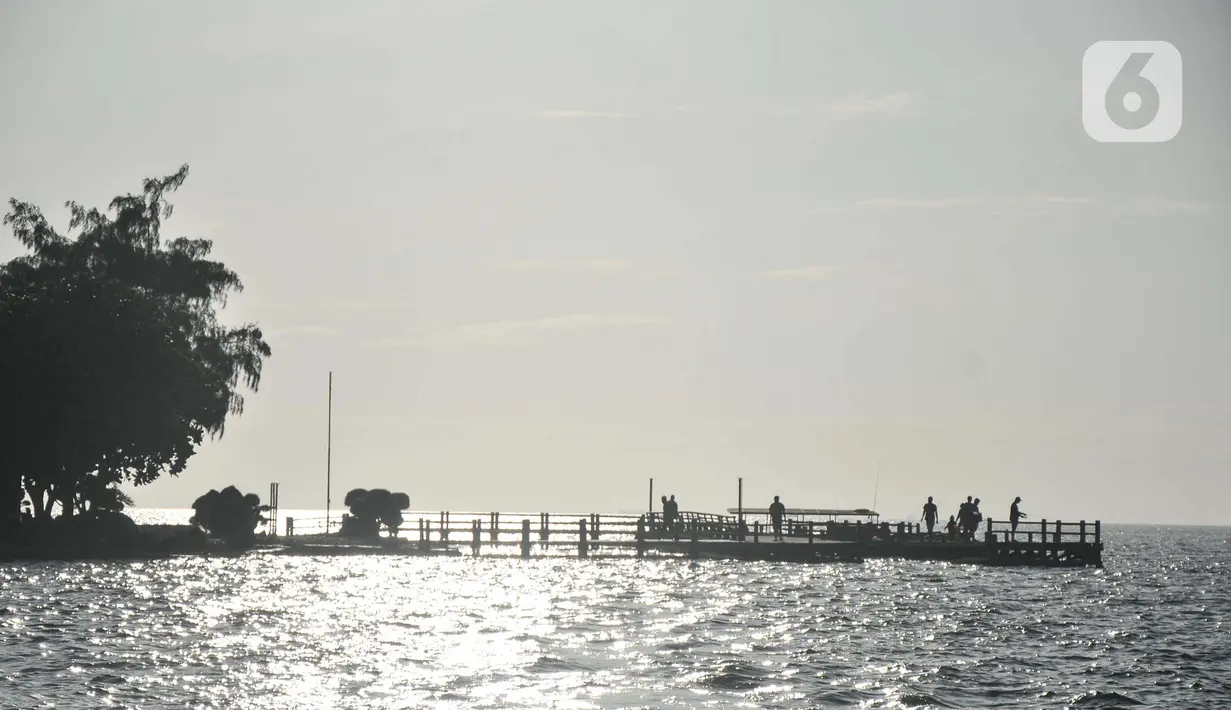 Wisatawan saat berkunjung ke Pulau Cipir, Kepulauan Seribu, Jakarta, Minggu (27/2/2022). Destinasi Kepulauan Seribu masih menjadi tujuan wisata favorit warga Ibu Kota dalam mengisi liburan. (merdeka.com/Iqbal S. Nugroho)