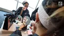 Peserta berias saat mengikuti Lifestyle Meetup kelas beauty workshop di SCTV Tower, Jakarta, Sabtu (12/8). Dalam acara ini sebanyak 30 peserta belajar merias wajahnya untuk hasil selfie yang sempurna. (Liputan6.com/Helmi Afandi)