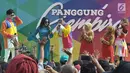 Penyanyi dangdut Rita Sugiarto (dua kiri) saat tampil dalam Panggung Gembira di Semarang, Jawa Tengah, Sabtu (15/12). Selain Rita, acara ini juga dimeriahkan oleh artis Dangdut Academy dan Bintang Pantura. (Liputan6.com/Gholib)