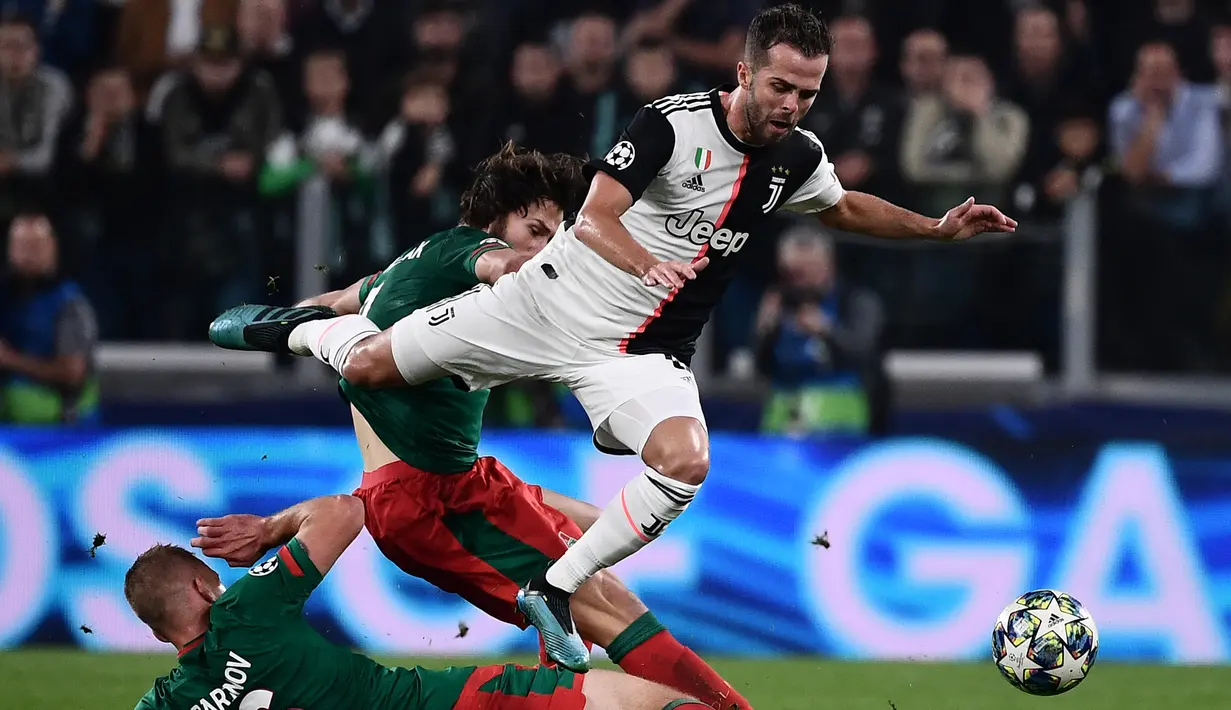 Gelandang Juventus, Miralem Pjanic, menghindari tekel dari gelandang Lokomotiv Moscow, Grzegorz Krychowiak pada laga Liga Champions di Stadion Juventus, Turin, Selasa (22/10). Juventus menang 2-1 atas Lokomotiv. (AFP/Marco Bertorello)