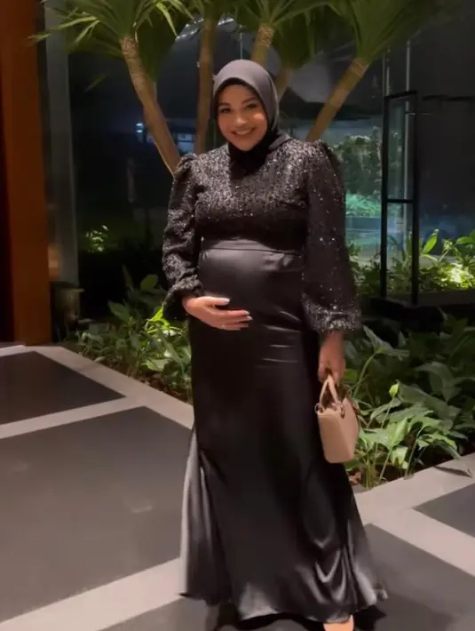 Hadir bersama Atta Halilintar, bumil Aurel Hermansyah tampil elegan dibalut gaun berhiaskan payet kristal warna hitam. [Instagram].
