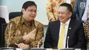 Ketum Partai Golkar Airlangga Hartarto (kiri) dan Bambang Soesatyo saat memberikan keterangan perihal ketua DPR RI kepada wartawan, Jakarta, Senin (15/1). Airlangga resmi mengumumkan Bambang Soesatyo sebagai Ketua DPR. (Liputan6.com/Angga Yuniar)