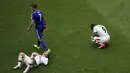 Dua pemain Iran tergeletak usai dikalahkan Bosnia 1-3 di laga penutup penyisihan Piala Dunia 2014 Grup F di Stadion Fonte Nova, Salvador, Brasil, (25/6/2014). (REUTERS/Fabrizio Bensch)