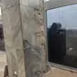 Marmer pilar Gedung DPR RI tiba-tiba rontok. (Merdeka.com)