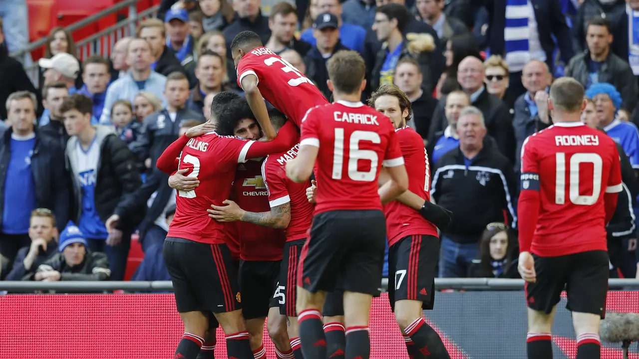 Marouane Fellaini mencetak gol ke gawang mantan klubnya Everton