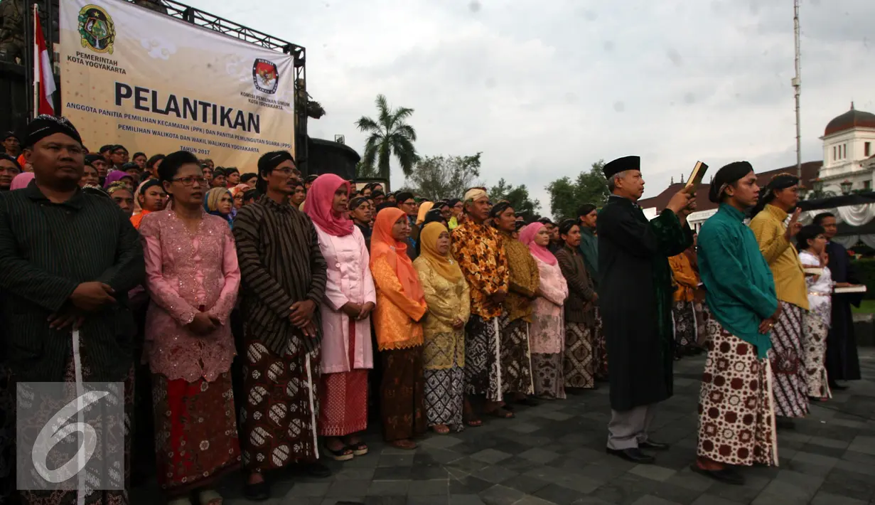 Pembacaan sumpah saat pelantikan anggota PPK dan PPS di Plaza Serangan Umum Satu Maret,Yogyakarta, Rabu (20/7). KPUD Kota Yogyakarta melantik PPK dan PPS untuk pelaksanaan Pilkada Walikota Yogyakarta 2017. (Liputan6.com/Boy Harjanto)