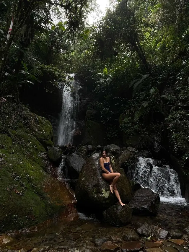 Liburan Valerie Thomas di Hutan
