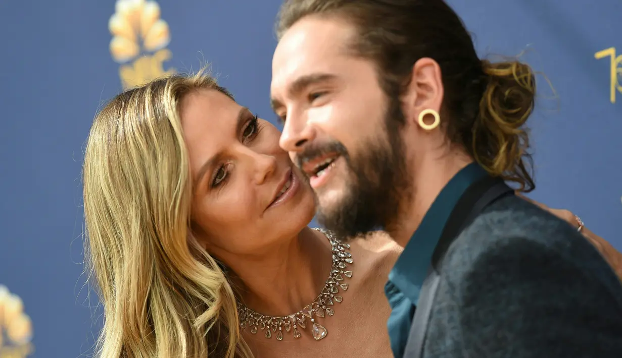 Model senior Heidi Klum dan pacarnya, Tom Kaulitz saat menghadiri Emmy Awards 2018 di Los Angeles, AS, Senin (17/9). Wanita berusia 45 tahun tersebut terlihat mesra dengan pacarnya yang terpaut usia 17 tahun lebih muda. (VALERIE MACON/AFP)