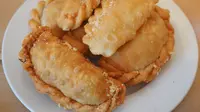 3 Teknik Melipat Pastel Agar Tidak Mudah Terbuka saat Digoreng, Matang Sempurna