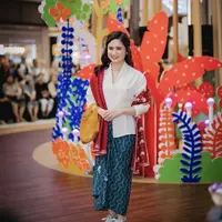 Tissa Biani tampil mengenakan kebaya putih dipadukan dengan kain hijau yang serasi dengan sneakes Conversenya. [Instagram/@tissabiani]