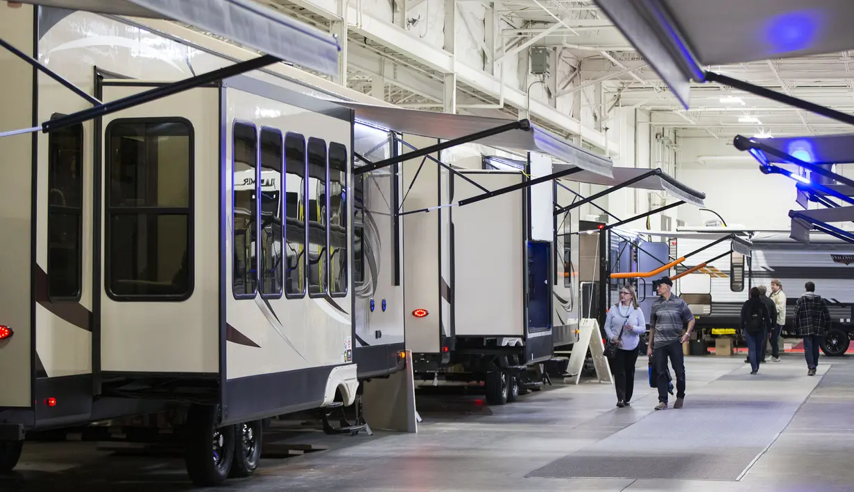Orang-orang mengunjungi Pameran Kamping dan Kendaraan Rekreasi Musim Semi Toronto (Toronto Spring Camping & RV Show) 2020 di Toronto, Kanada (27/2/2020). Pameran tahunan ini memamerkan lebih dari 500 kendaraan rekreasi mewah. (Xinhua/Zou Zheng)