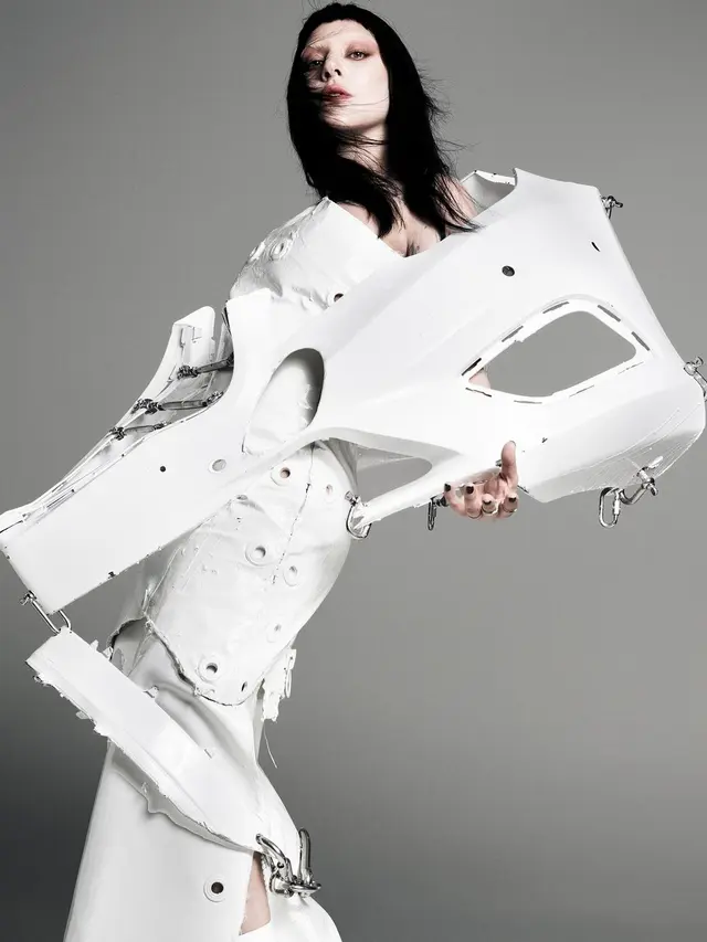 Gaya Nyeleneh Lady Gaga Pakai Baju dari Sparepart Mobil di Red Carpet