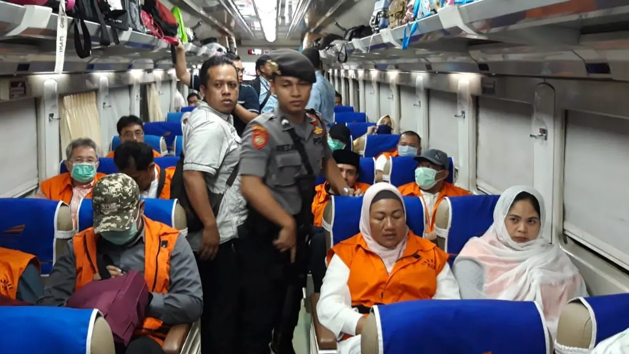 12 Eks Anggota DPRD Malang diborgol selama perjalanan kereta (Dok. Istimewa)