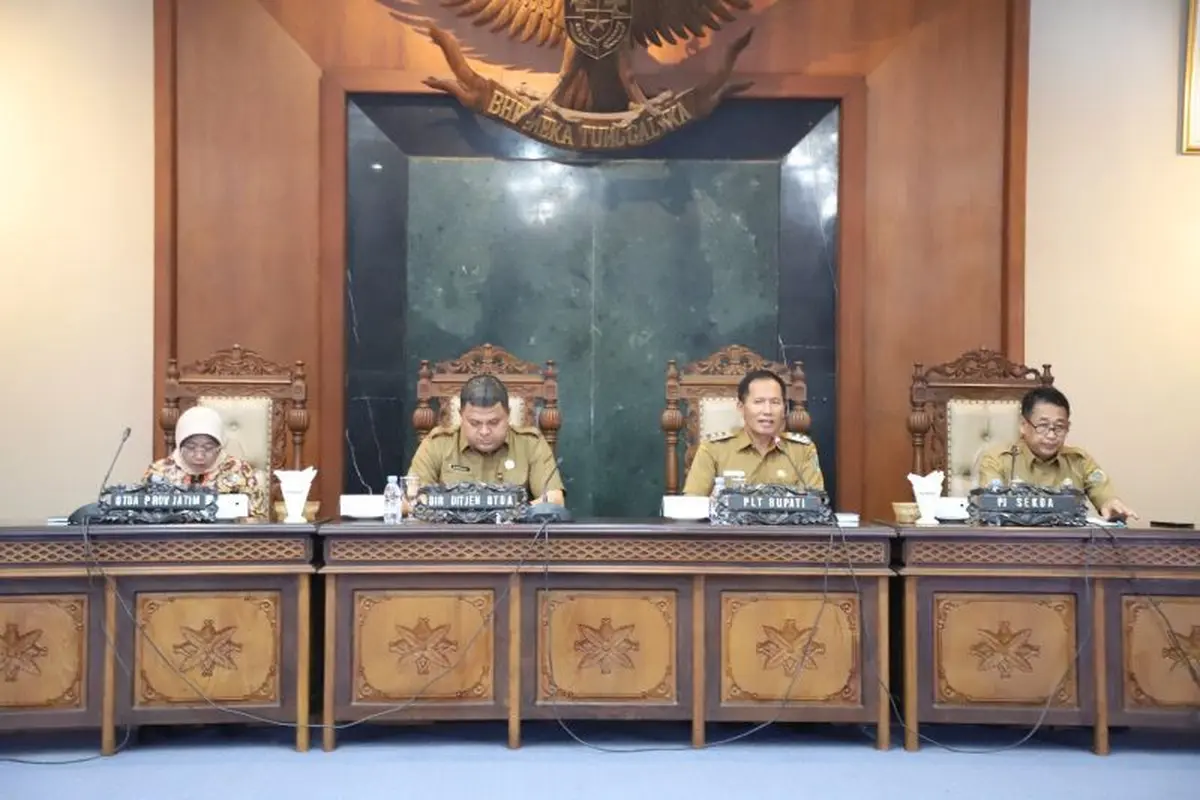 Pelaksana Tugas (Plt) Bupati Tulungagung Ahmad Baharudin (tengah) bersama perwakilan Kementerian Dalam Negeri memimpin rapat staf di lingkungan Pemerintah Kabupaten Tulungagung, Jawa Timur, Selasa (14/4/2026). (Antara)