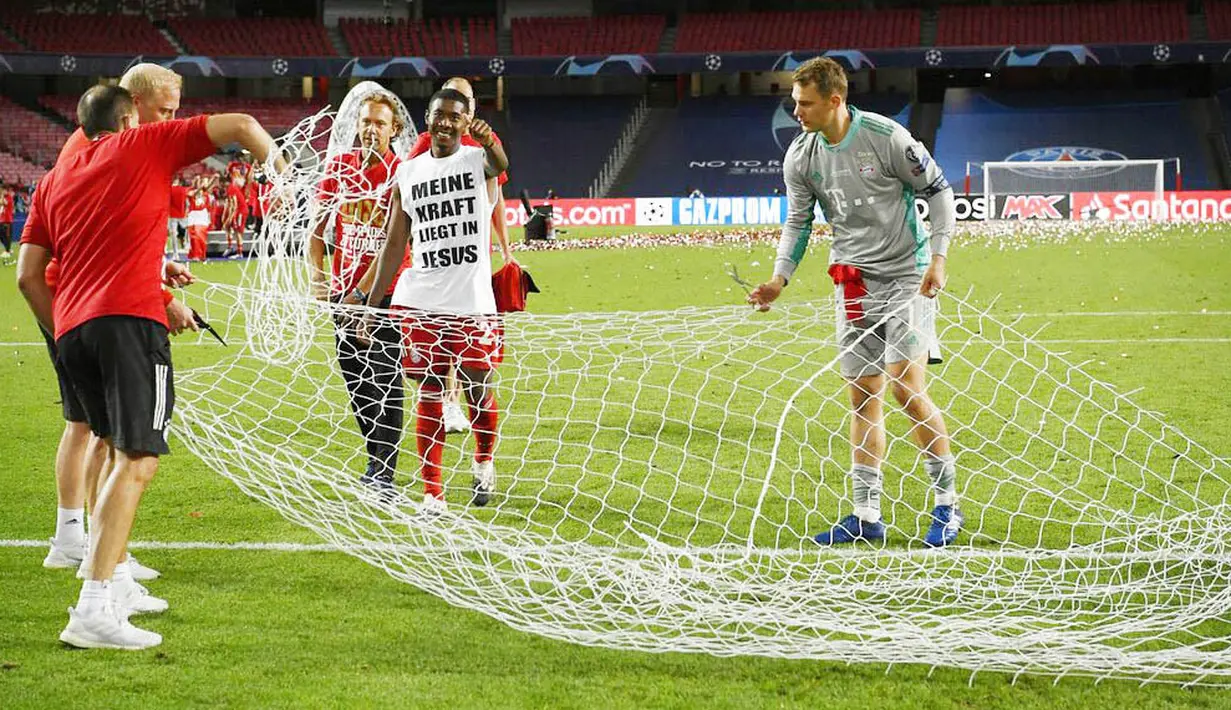 Kiper Bayern Munchen, Manuel Neuer, menggunting jaring gawang usai menjuarai Liga Champions di Stadion The Luz, Portugal, Senin (24/8/2020). Bayern Munchen berhasil menjadi juara usai menaklukkan PSG 1-0. (Lluis Gene/ Pool via AP)