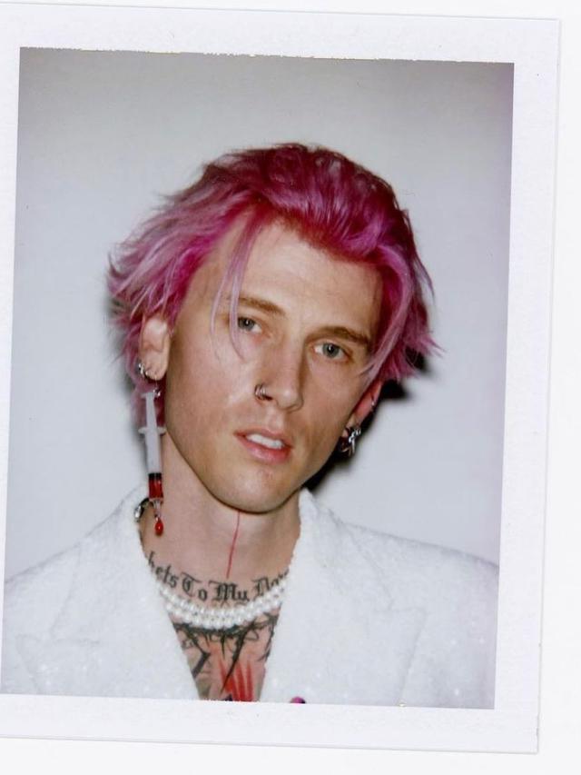 Machine Gun Kelly Pamer Anting Suntikan Berisi Cairan Mirip ...