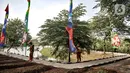 Petugas PPSU saat melakukan perawatan tanaman di sekitar Waduk Setu, Cipayung, Jakarta, Selasa (28/7/2020). Pemerintah Kota (Pemkot) Jakarta Timur akan menjadikan Waduk Setu sebagai pusat ekowisata yang ditargetkan terwujud pada Oktober mendatang. (merdeka.com/Iqbal S. Nugroho)