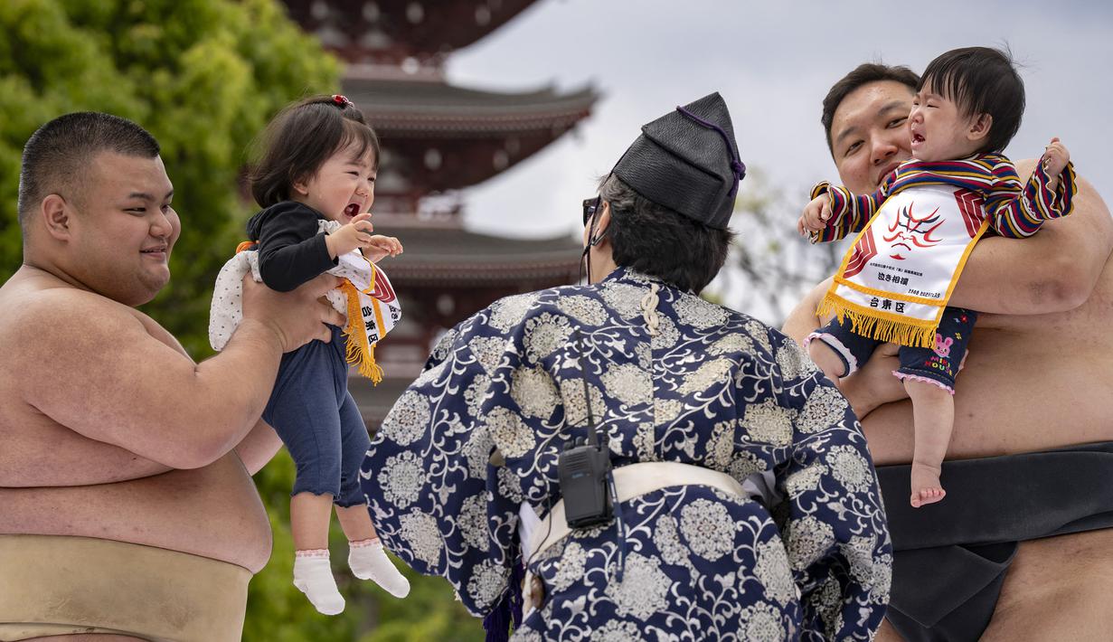 Budaya “Crying Baby Sumo” atau dikenal sebagai Naki Sumo Festival merupakan tradisi unik dari negara Jepang yang melibatkan bayi dan pegulat Sumo. (AFP/Yuichi Yamazaki)