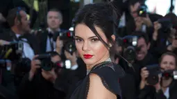 Penampilan Kendall Jenner semakin cantik dengan lipstik merah yang memoles bibirnya saat menghadiri pemutaran film "Youth" dalam Festival Film Cannes ke-68 di Cannes, Perancis, Rabu (20/5). (REUTERS/Yves Herman)
