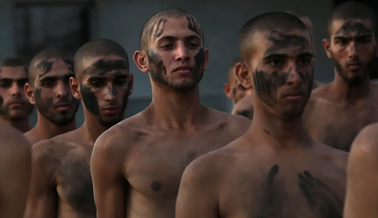 Mahasiswa Palestina baris-berbaris selama pelatihan militer di Al-Rebat College for Law and Police Science, Khan Younis, Jalur Gaza, Kamis (24/10/2019). Kampus tersebut didirikan oleh pemerintahan Hamas sejak tahun 2009 . (AP/Adel Hana)