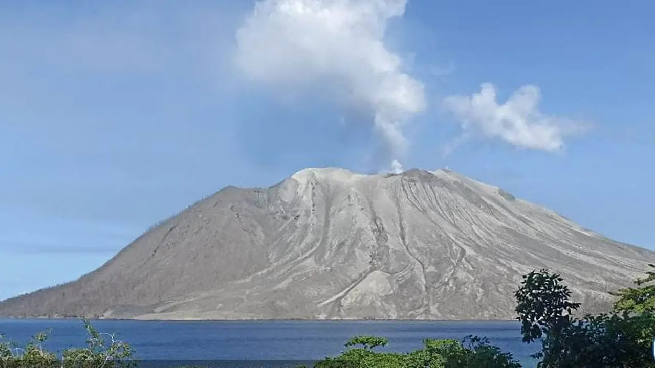 Kondisi Gunung Ruang pada, Minggu (12/5/2024).