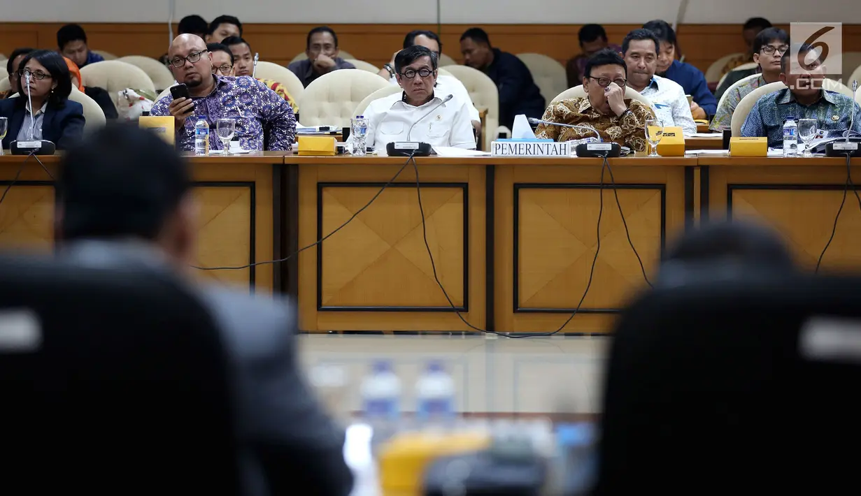 Mendagri Tjahjo Kumolo bersama Menteri Hukum dan HAM Yasonna Laoly menghadiri Rapat Kerja pembahasan RUU Pemilu di Kompleks Parlemen MPR/DPR-DPD, Senayan, Jakarta, Kamis (13/7). (Liputan6.com/Johan Tallo)