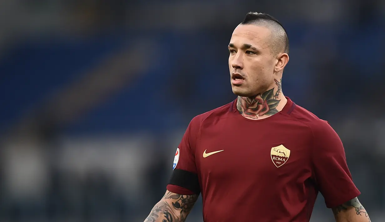 3. Radja Nainggolan - Rambut Mohawk sangat identik dengan gelandang Inter Milan tersebut. Gaya rambut ini dipercayai mampu menunjang kagarangannya di lapangan hijau. (AFP/Filippo Monteforte)