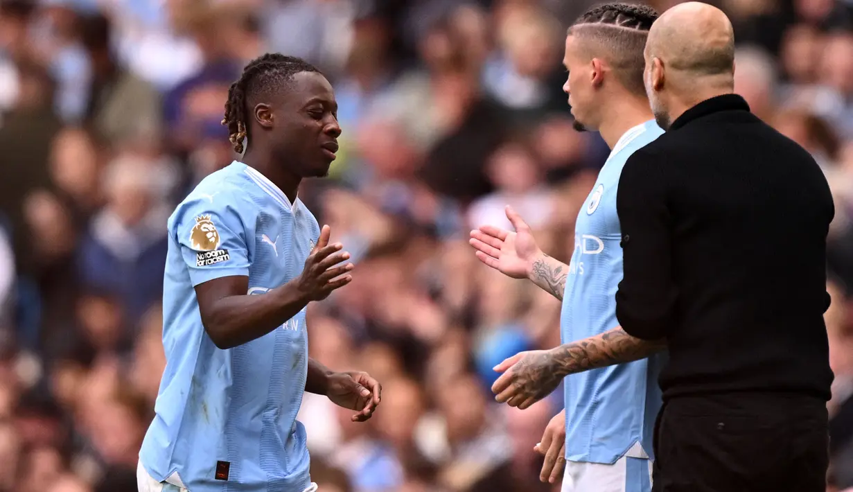Jeremy Doku didatangkan Manchester City dari Stade Rennais pada awal musim 2023/2024 dengan nilai transfer 60 juta euro. Mampu bersaing dengan deretan pemain senior di skuad The Citizens, ia akhirnya dipercaya Pep Guardiola untuk mengisi kekosongan lini tengah yang ditinggalkan Kevin De Bruyne akibat cedera. Telah tampil dalam 8 laga di semua kompetisi, ia mampu mencetak 2 gol dan 1 assist. (AFP/Oli Scarff)