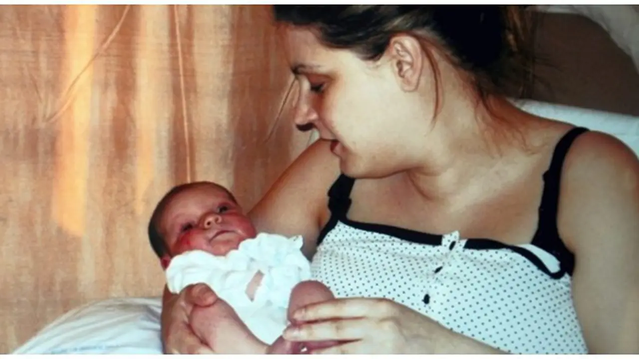 Hayley sedang menggendong si kecil Alfie (c) metro.co.uk