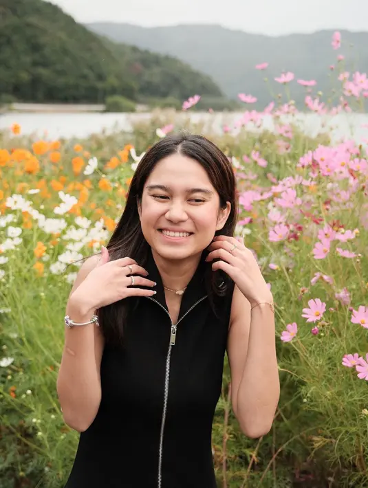 Tampak wajahnya dipulas makeup tipis, meski begitu penampilannya tetap terlihat memesona.  [@azizahsalsha_]