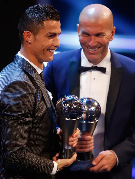 Bintang Real Madrid, Cristiano Ronaldo meraih penghargaan pemain terbaik dan pelatih Real Madrid, Zinedine Zidane memenangi penghargaan pelatih terbaik dalam acara The Best FIFA Football Awards 2017 di London, Inggris, Senin (23/10). (AP/Alastair Grant)