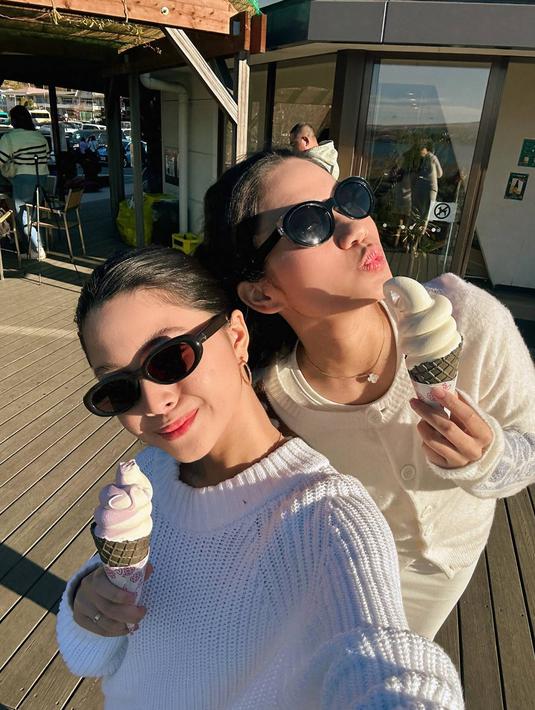 Begini potret kebersamaan Yoriko Angeline dan Azizah Salsha saat menikmati waktu bersama di Jepang. Kedua sahabat ini pun tampil kompak mengenakan busana senada bernuansa putih yang terlihat menawan. (Liputan6.com/IG/@yorikooangln_)